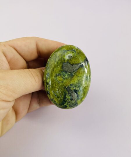 Serpentin med pyrit – grøn og gylden krystal til balance, styrke og indre healing.