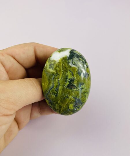 Serpentin med pyrit – grøn og gylden krystal til balance, styrke og indre healing.