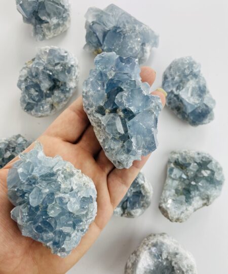 Celestit klynge – højtvibrerende krystalklynge til ro, klarhed og åndelig kontakt | Soul Crystal