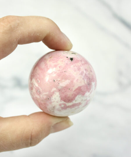 Rhodochrosit er kendt som en af de mest kraftfulde kærlighedskrystaller. Den smukke kugleform gør, at energien flyder frit i alle retninger, hvilket skaber en harmonisk atmosfære i det rum, den placeres i. Mange bruger rhodoch