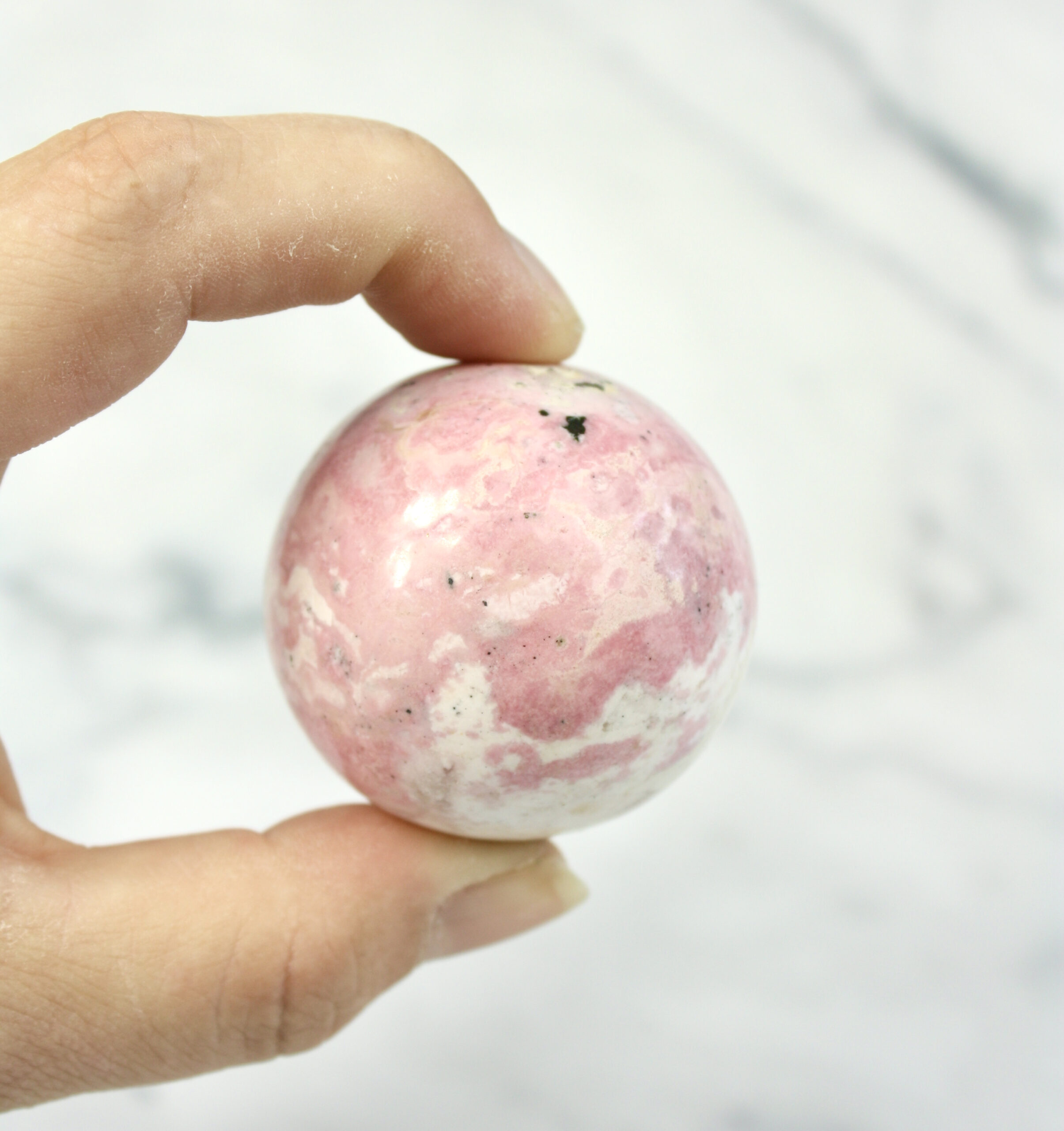 Rhodochrosit er kendt som en af de mest kraftfulde kærlighedskrystaller. Den smukke kugleform gør, at energien flyder frit i alle retninger, hvilket skaber en harmonisk atmosfære i det rum, den placeres i. Mange bruger rhodoch