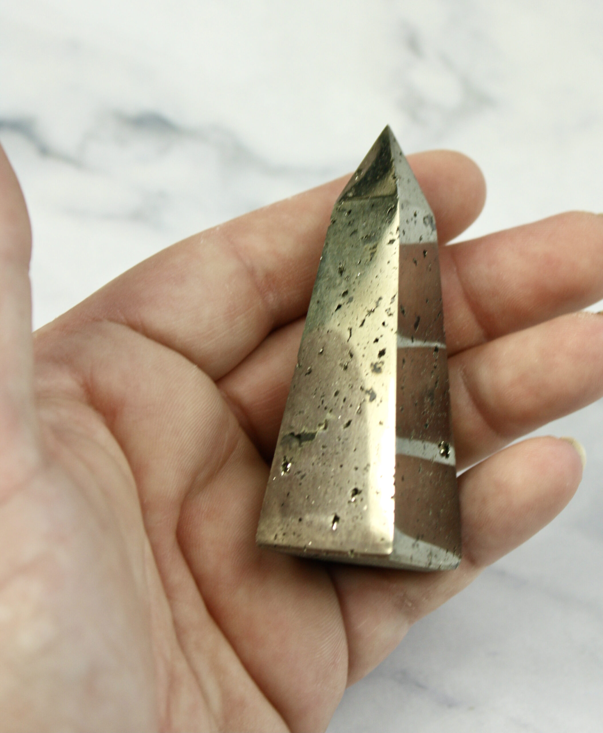 Pyrit Tårn – Styrke, manifestation og fokuseret energi Et pyrit tårn er en kraftfuld krystalform, der kanaliserer pyritens stærke energi opad og ud i rummet. Pyrit er kendt som en sten for manifestation, selvtillid og personlig styrke – og i tårnform bliver energien målrettet, fokuseret og intens. Denne gyldne, metalliske krystal hjælper dig med at stå stærkt i dig selv, tage beslutninger med klarhed og skabe overflod – ikke kun materielt, men også følelsesmæssigt og spirituelt. Tårnet fungerer som en energisøjle, der løfter dine intentioner og holder din grounding intakt. Det er perfekt til dig, der ønsker at bringe mere mod, struktur og fremdrift ind i dit liv. Placér dit pyrit tårn på arbejdspladsen, ved dit manifestationshjørne, eller hvor du har brug for fokus og beskyttelse. Det er et ideelt redskab til målrettet manifestation, og det bringer både jordnær styrke og et løft til din indre ild. 🔥 Pyrit tårnet støtter dig i at: Være modig og tage lederskab i dit liv Manifestere mål og drømme med ro og fokus Skabe en beskyttende energisøjle omkring dig Øge selvtillid, mental klarhed og handlekraft Aktivere og balancere solar plexus chakraet