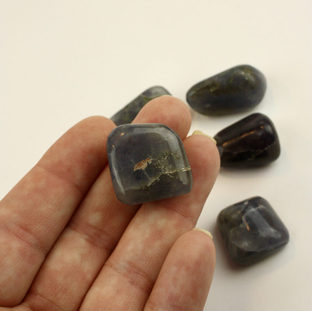 Iolit lommesten i blåviolette nuancer – vand-safir krystal
