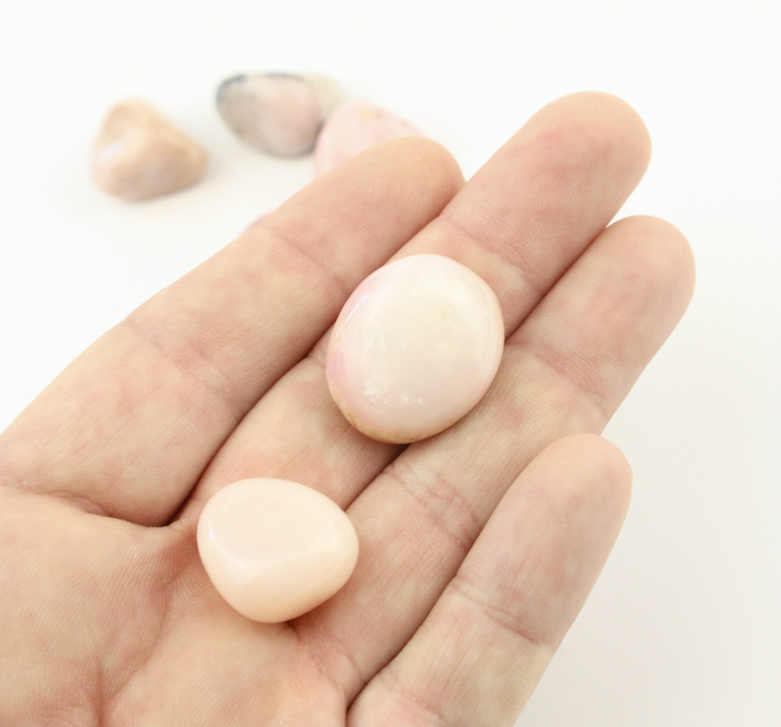 Poleret pink opal lommesten – blid hjerteåbnende krystal