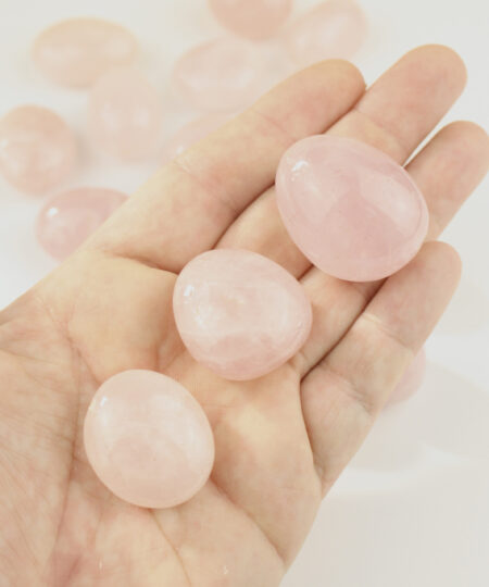 Rosa kvarts lommesten i blide rosa nuancer – kærlighedens krystal