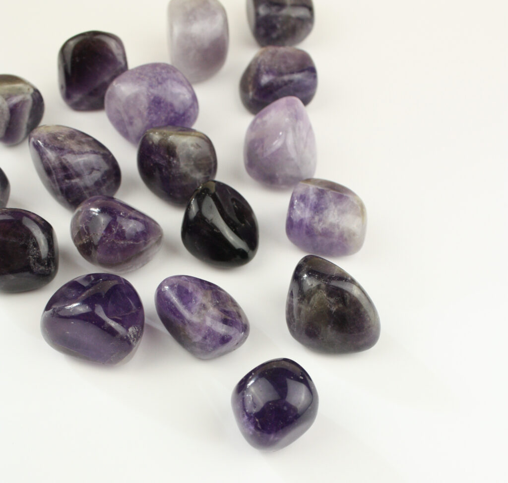 Ametyst, Ametyst Lommesten, Lilla krystal, Beskyttelsessten, Indre ro, Klarhed, Spirituel udvikling, Meditation, Tredje øje chakra, Lommesten