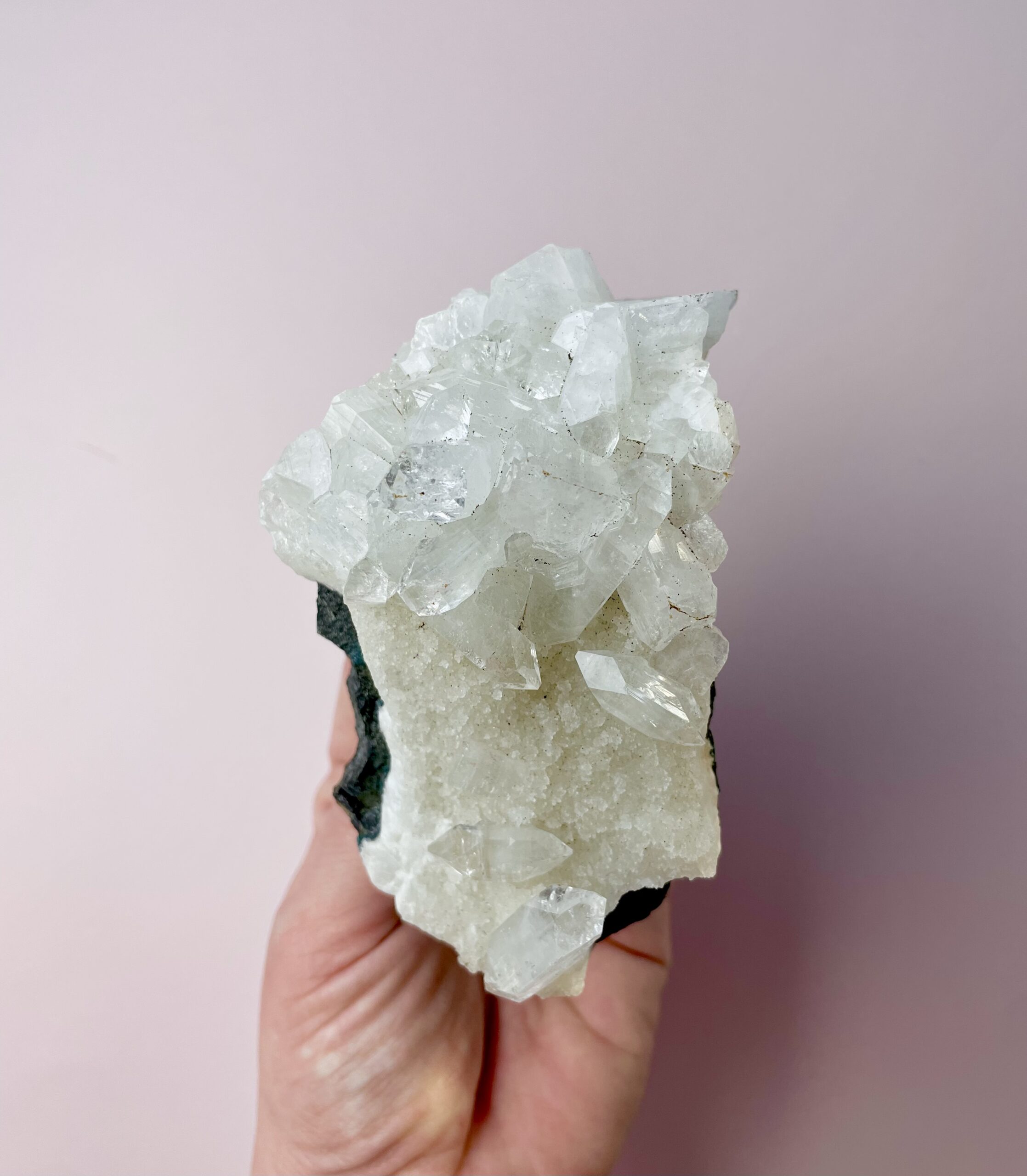 One of a kind apophyllit klynge – lysende krystal til healing og ro.