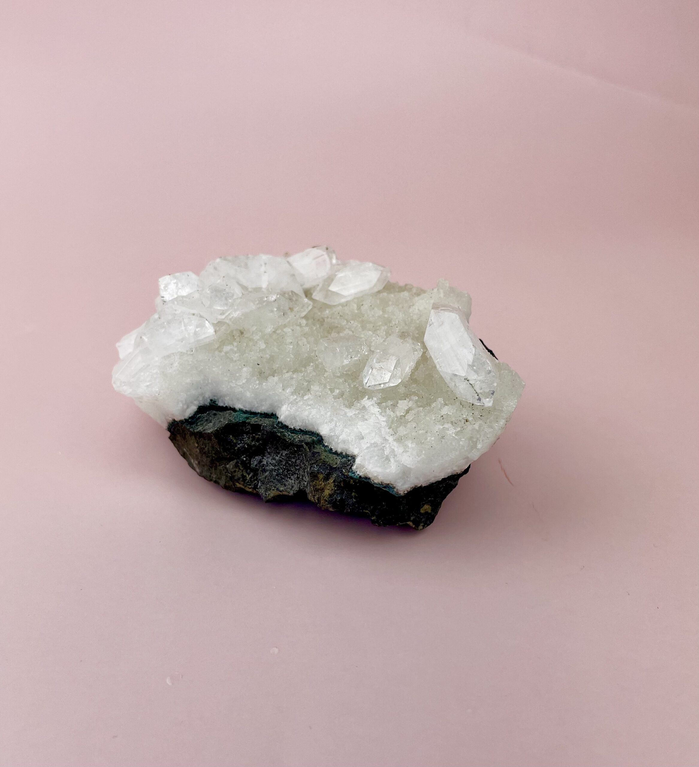 One of a kind apophyllit klynge – lysende krystal til healing og ro.