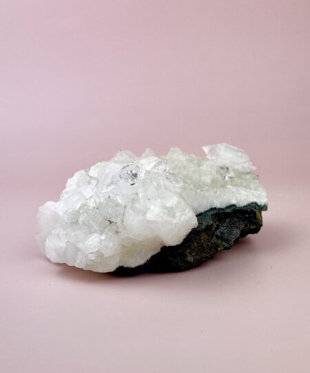 One of a kind apophyllit klynge – lysende krystal til healing og ro.