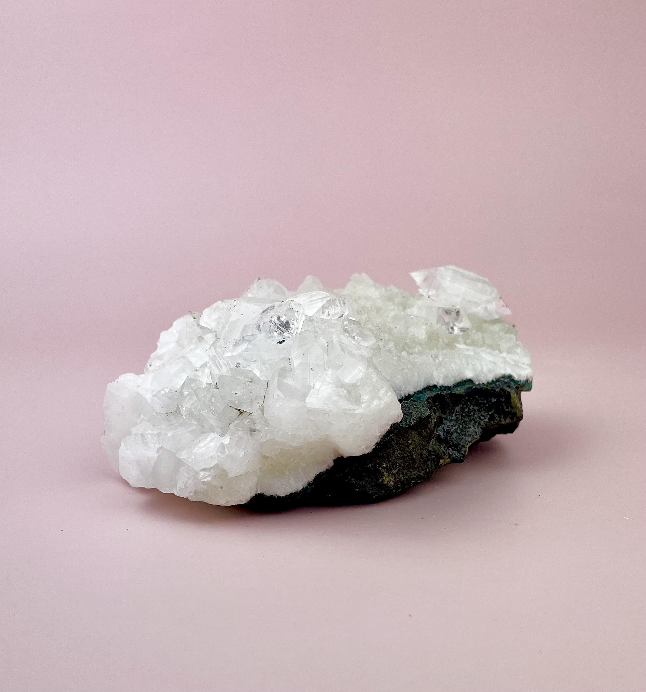 One of a kind apophyllit klynge – lysende krystal til healing og ro.