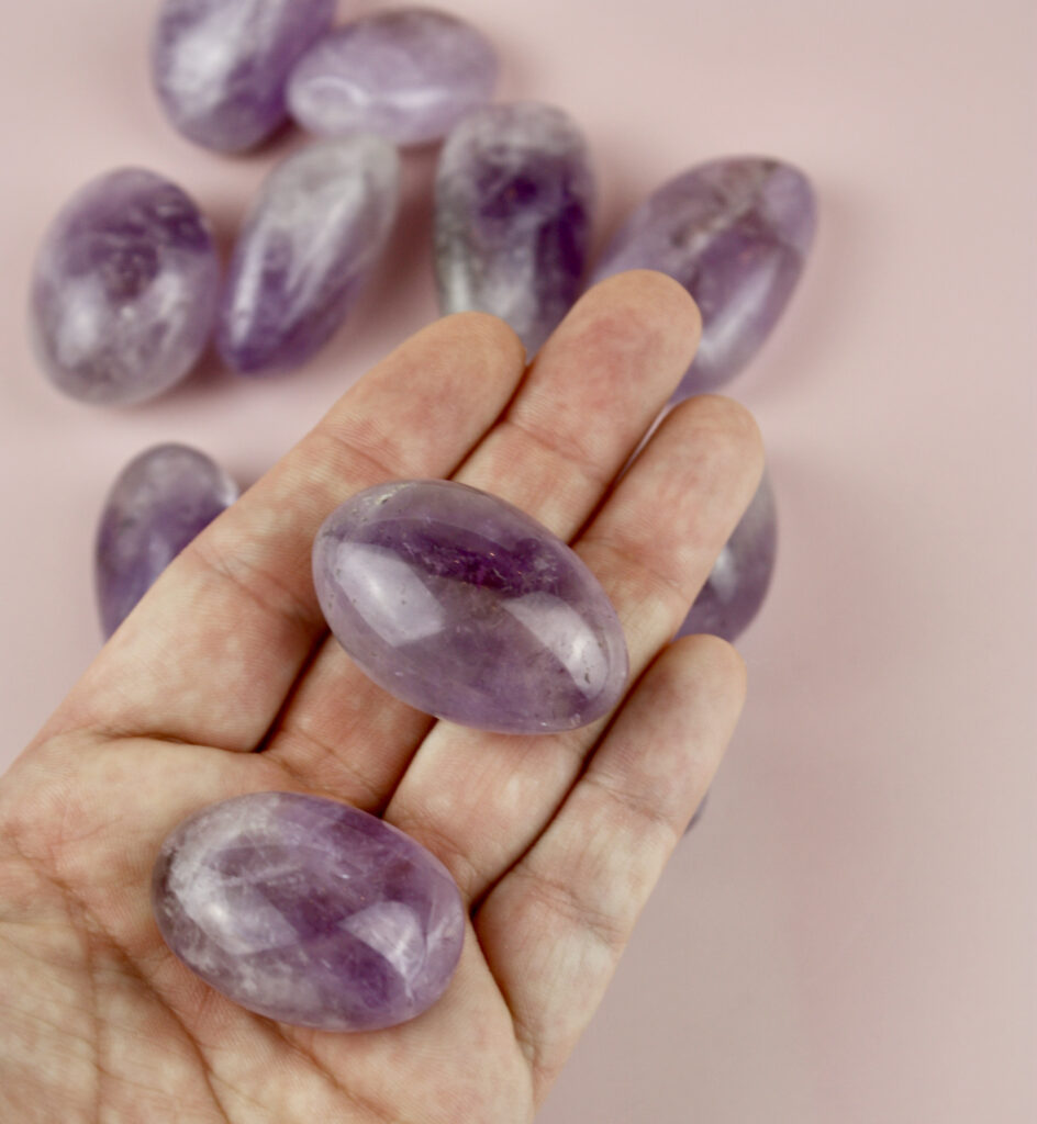 Ametyst lommesten outlet – poleret ametyst krystal med naturlige variationer