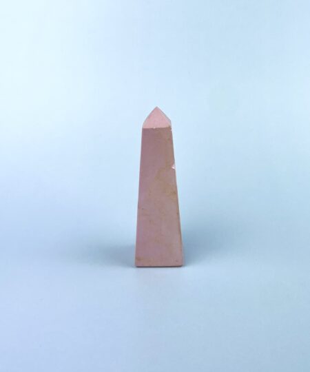 Håndskåret phosphosiderit obelisk – poleret tårn i lilla og rosa nuancer