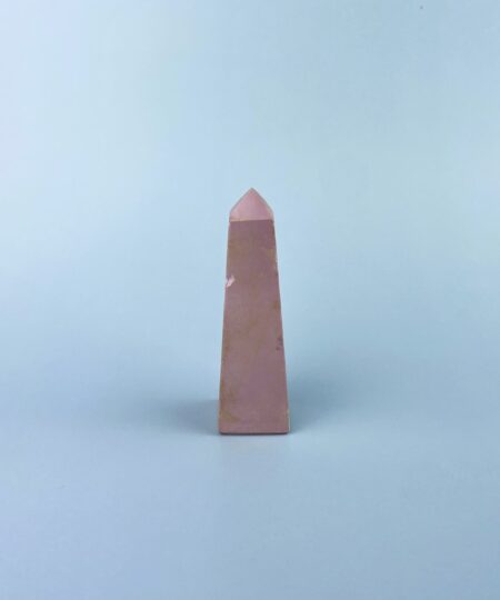 Håndskåret phosphosiderit obelisk – poleret tårn i lilla og rosa nuancer