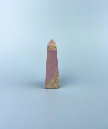 Håndskåret phosphosiderit obelisk – poleret tårn i lilla og rosa nuancer