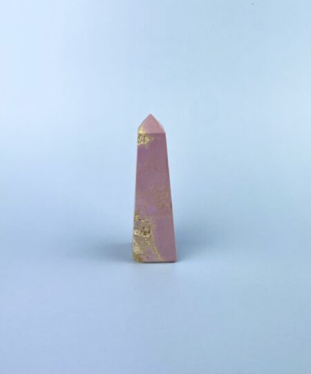 Håndskåret phosphosiderit obelisk – poleret tårn i lilla og rosa nuancer