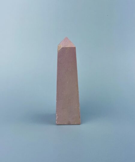Håndskåret phosphosiderit obelisk – poleret tårn i lilla og rosa nuancer