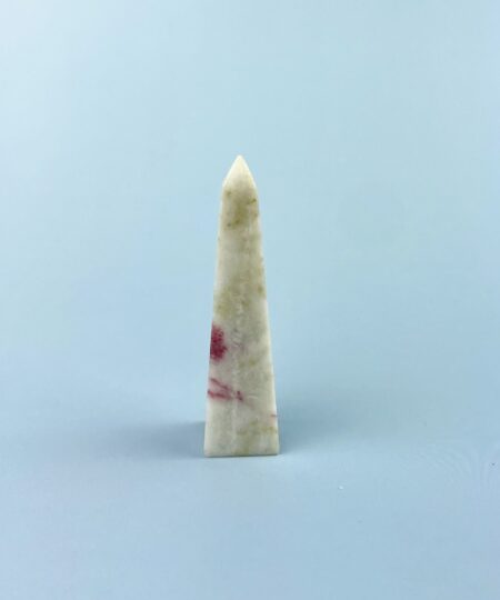 Smuk cinnabarit obelisk med kraftfuldt udtryk. Naturlig, poleret krystal i røde og mørke nuancer.
