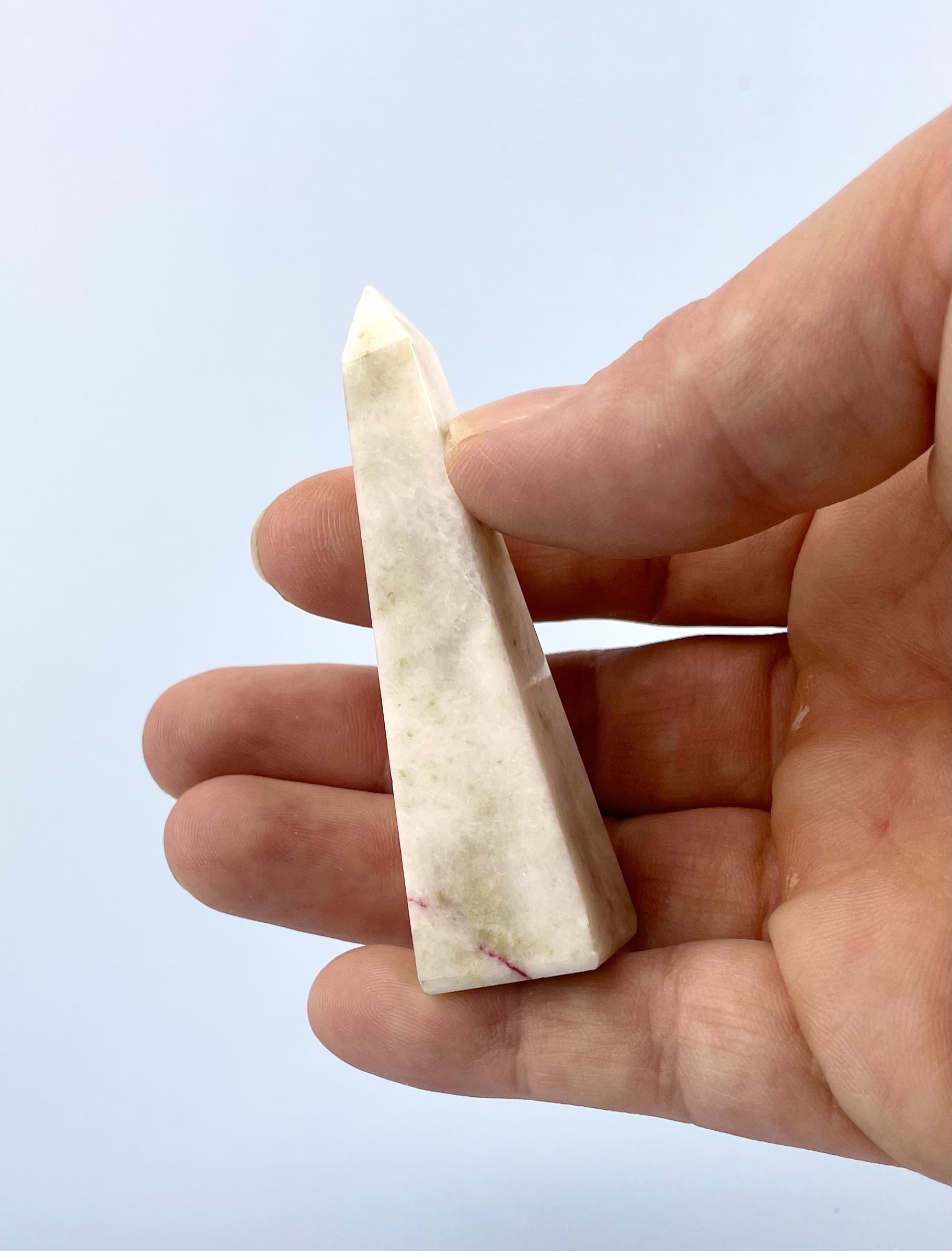 Smuk cinnabarit obelisk med kraftfuldt udtryk. Naturlig, poleret krystal i røde og mørke nuancer.