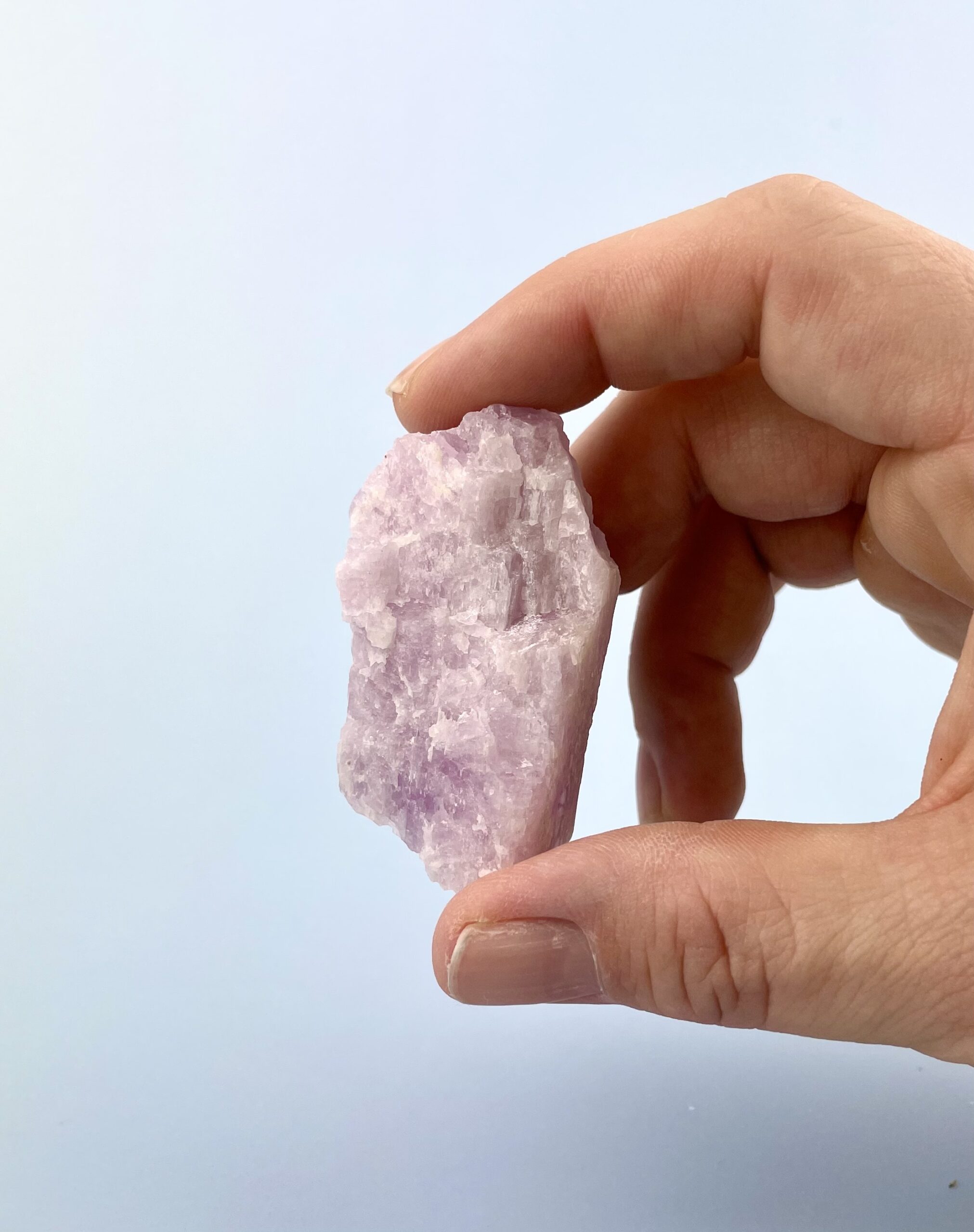 Smuk rå Kunzit krystal med naturlige variationer. Blide rosa nuancer og autentisk rå overflade.