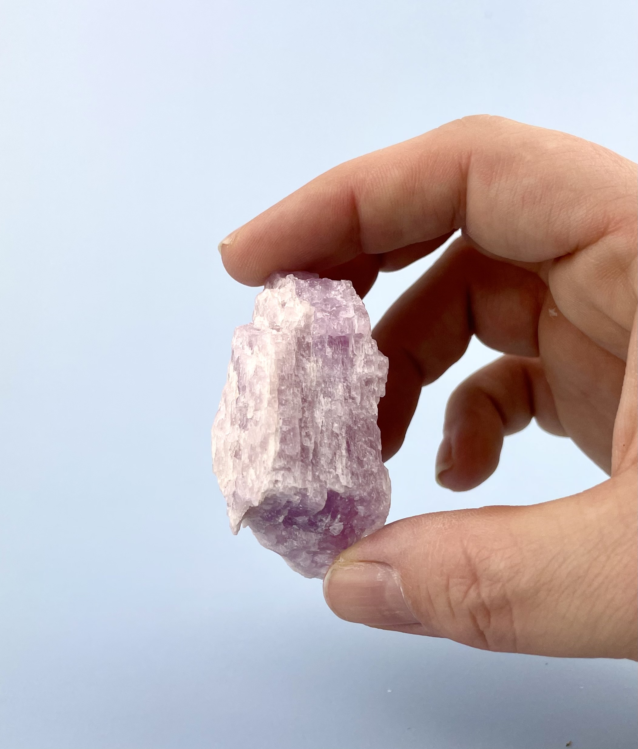 Smuk rå Kunzit krystal med naturlige variationer. Blide rosa nuancer og autentisk rå overflade.