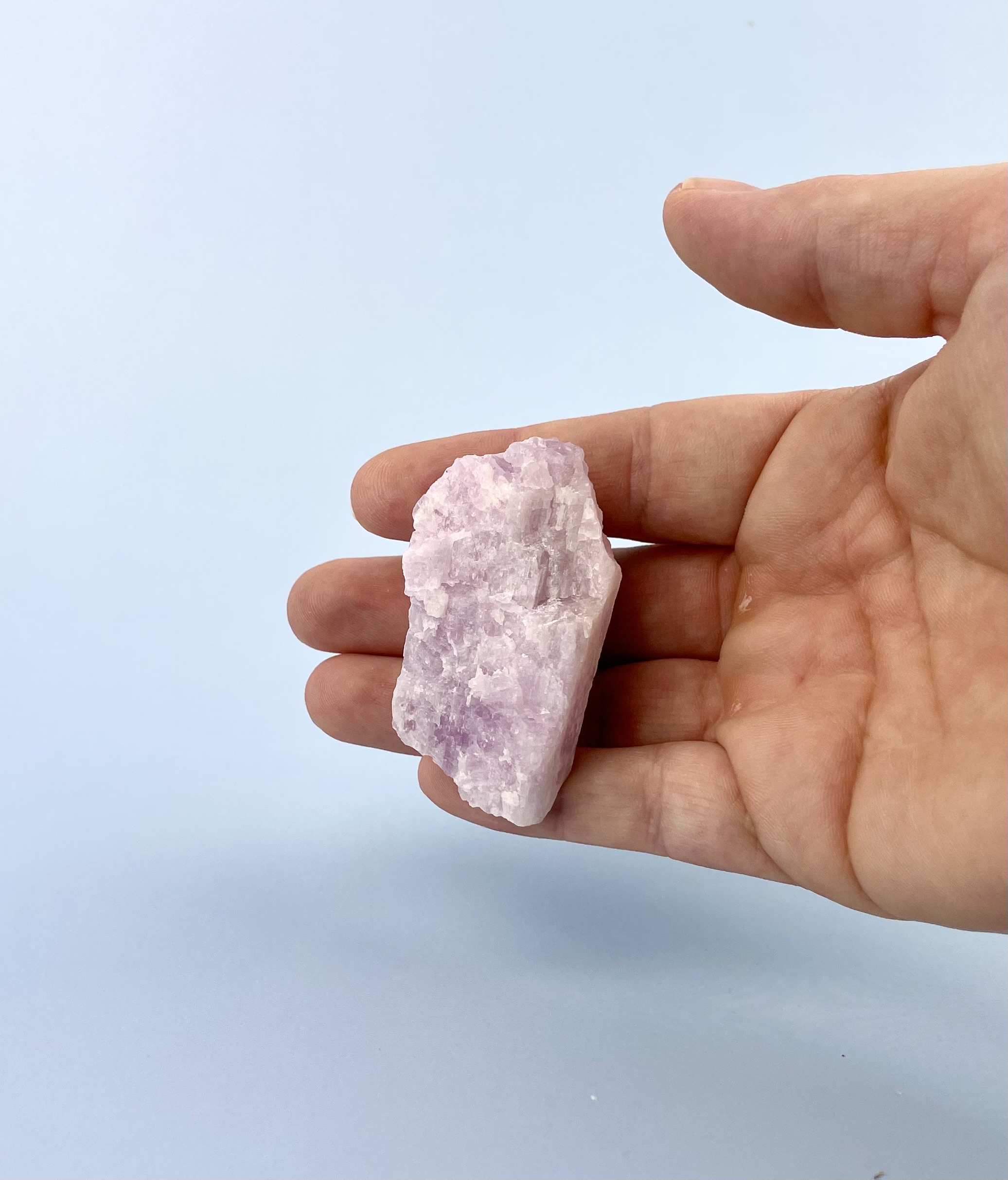 Smuk rå Kunzit krystal med naturlige variationer. Blide rosa nuancer og autentisk rå overflade.