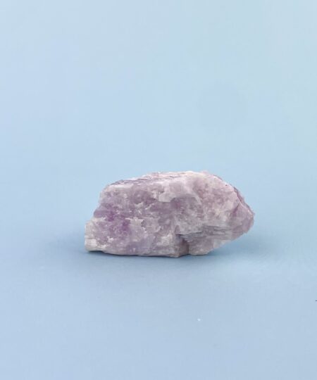 Smuk rå Kunzit krystal med naturlige variationer. Blide rosa nuancer og autentisk rå overflade.