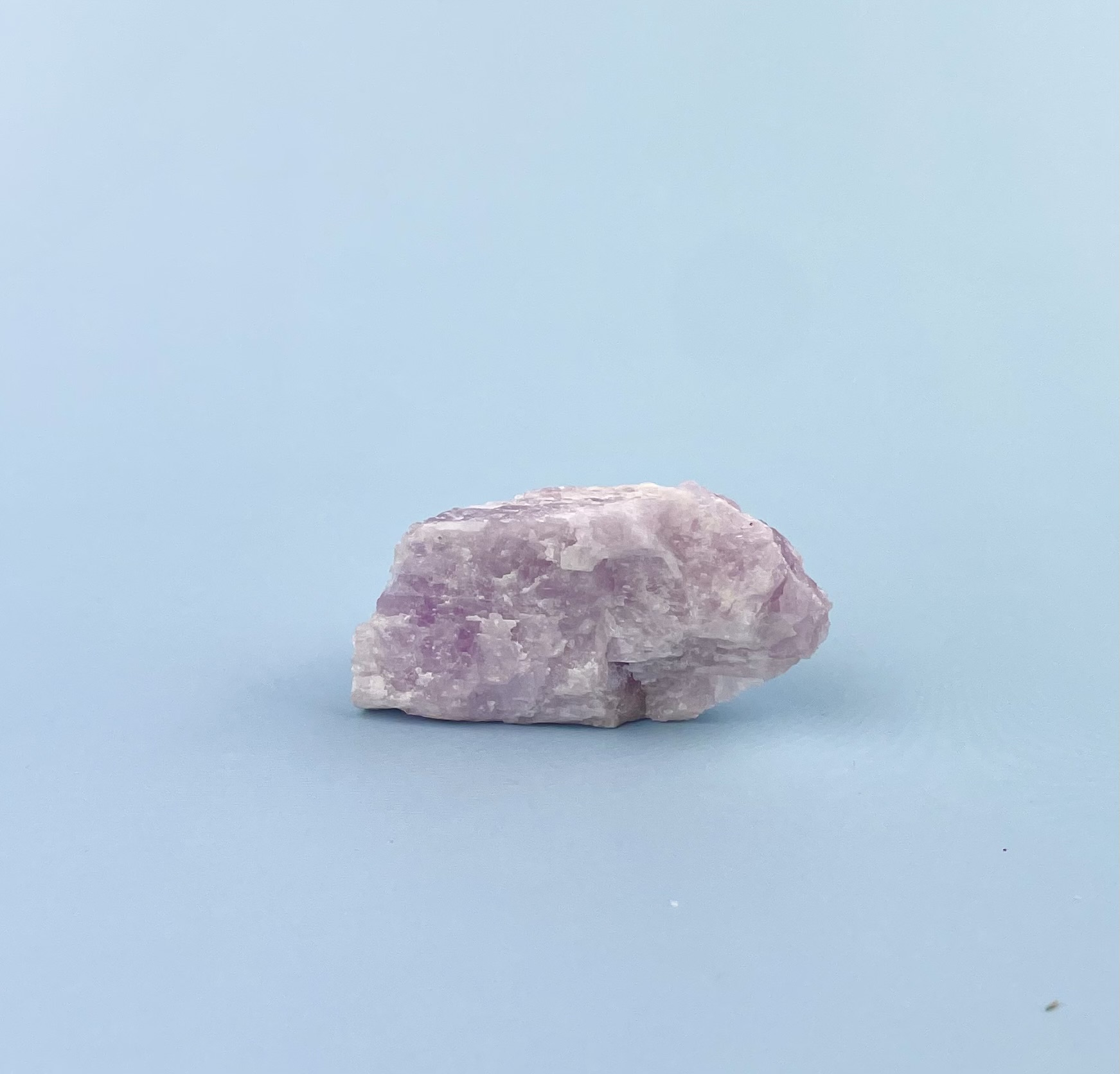 Smuk rå Kunzit krystal med naturlige variationer. Blide rosa nuancer og autentisk rå overflade.
