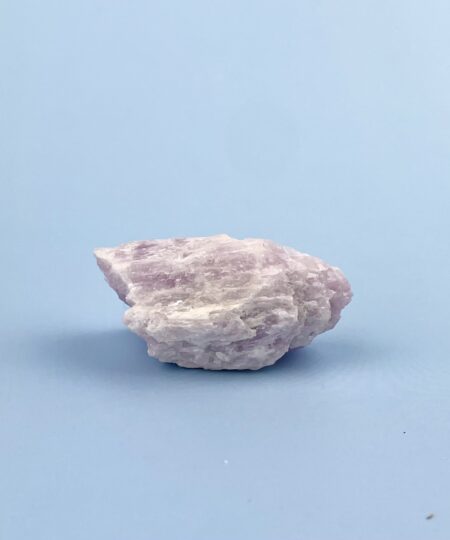 Smuk rå Kunzit krystal med naturlige variationer. Blide rosa nuancer og autentisk rå overflade.