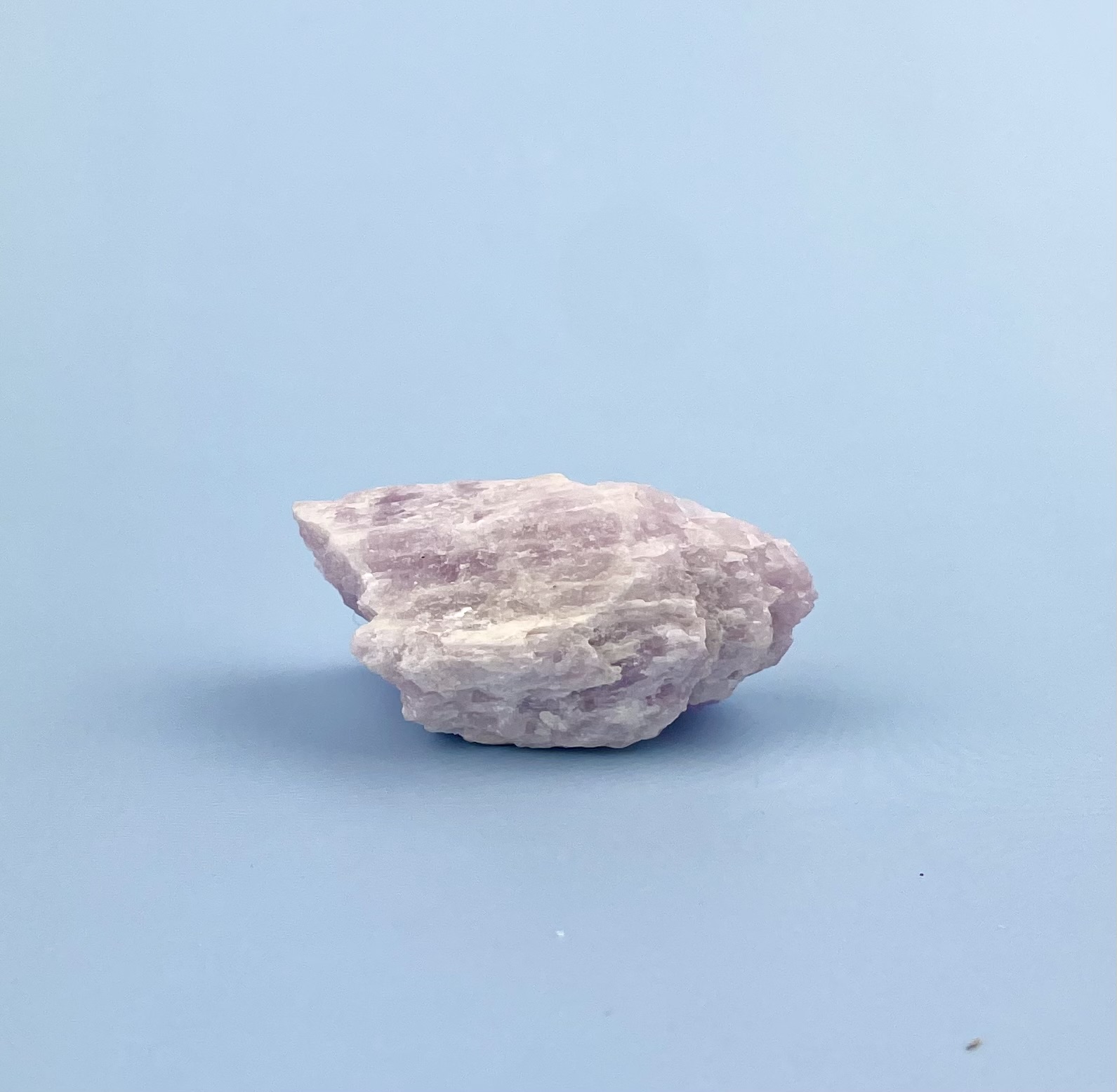 Smuk rå Kunzit krystal med naturlige variationer. Blide rosa nuancer og autentisk rå overflade.