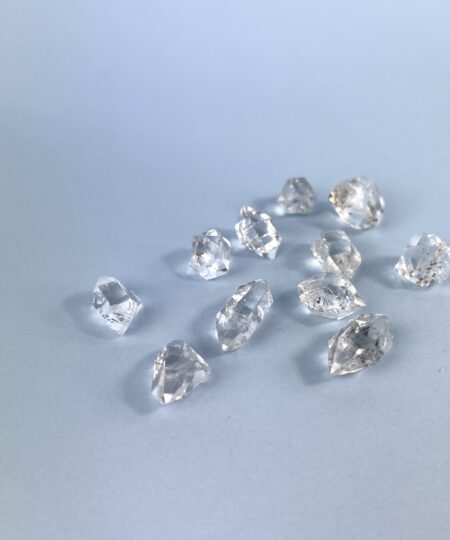 Herkimer diamant – naturligt dannet, dobbelttermineret kvartskrystal med klart og råt udtryk fra Afghanistan.