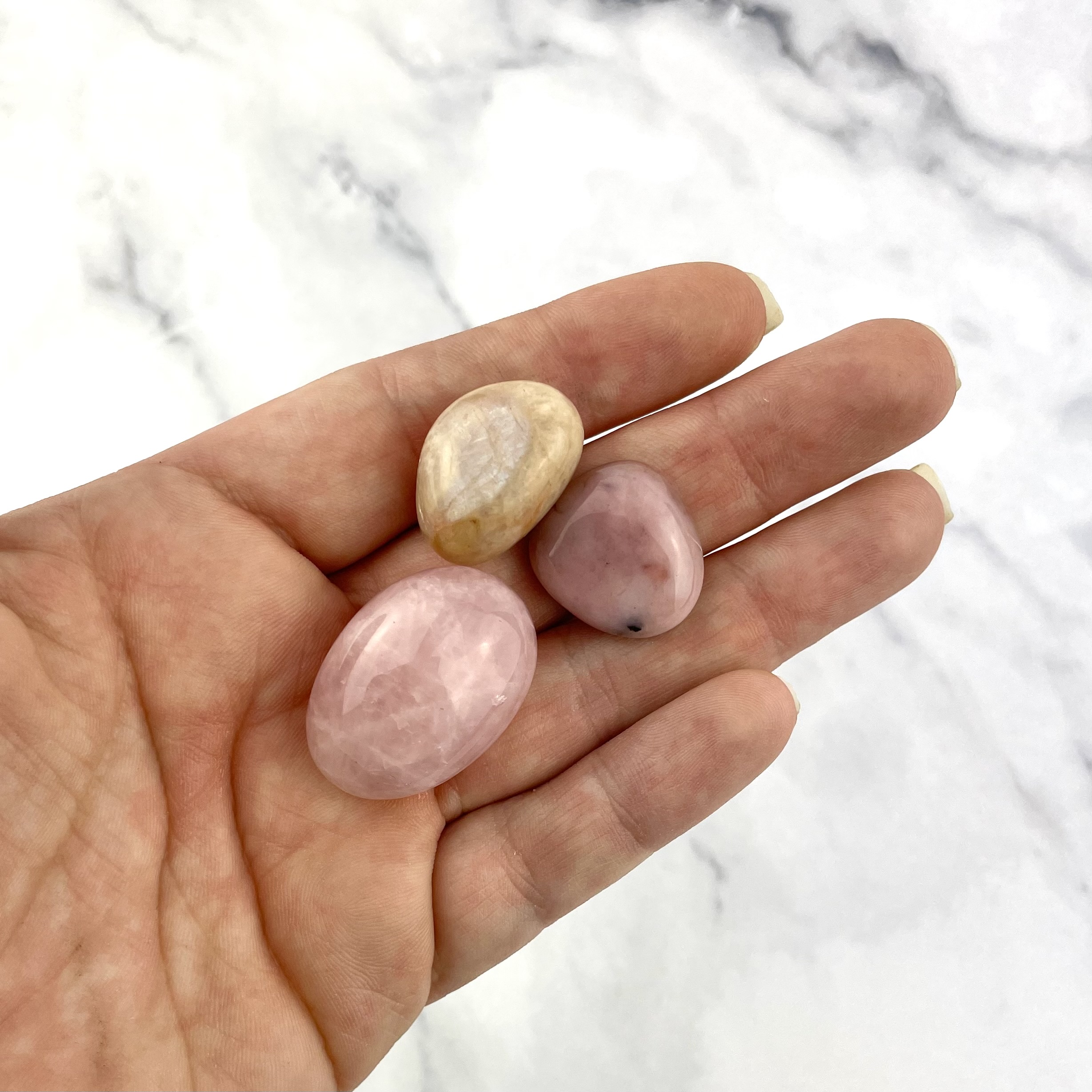 Krystaller til begyndere med månesten, pink opal og rosakvarts samlet i et blidt sæt med fokus på hjerteenergi og intuition.