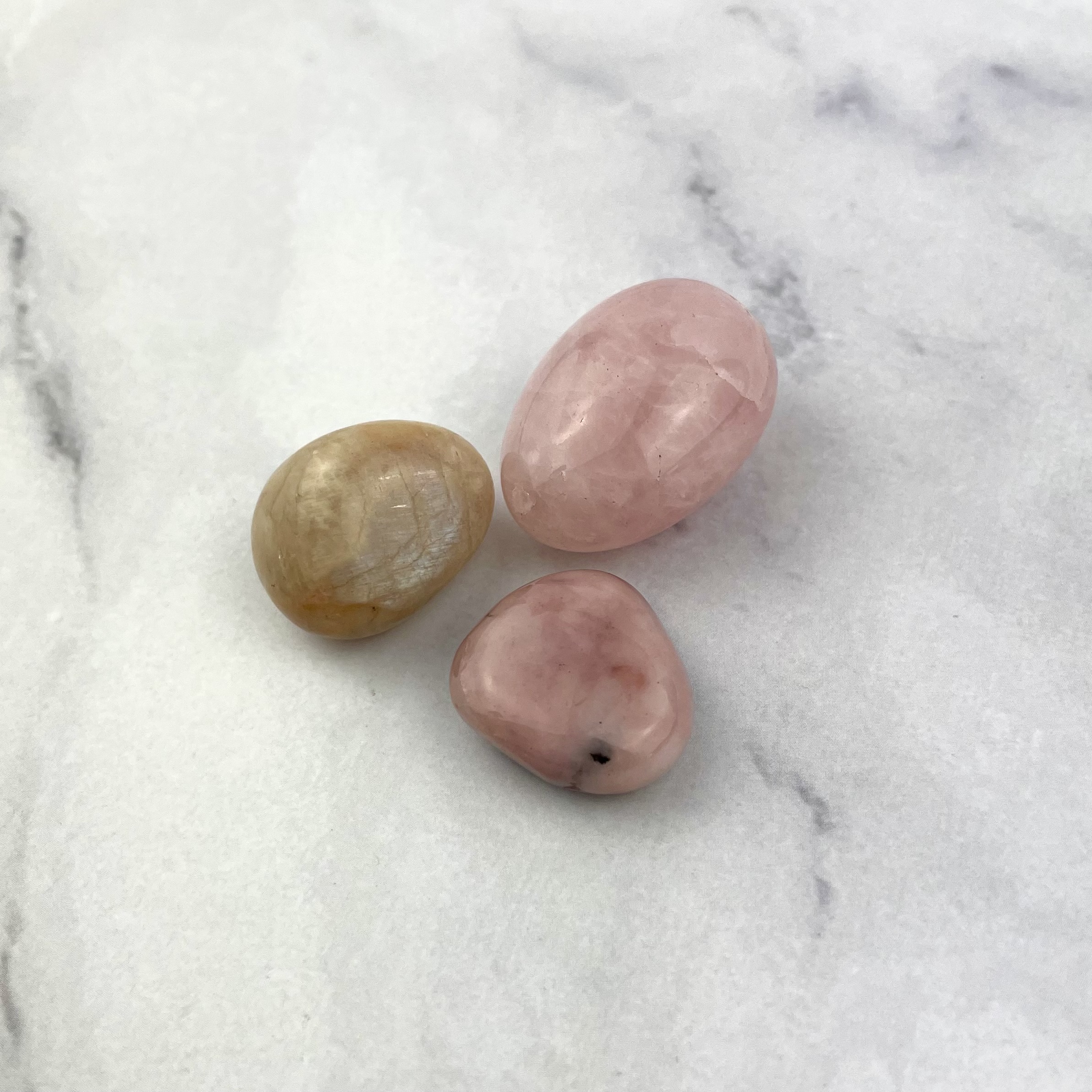 Krystaller til begyndere med månesten, pink opal og rosakvarts samlet i et blidt sæt med fokus på hjerteenergi og intuition.