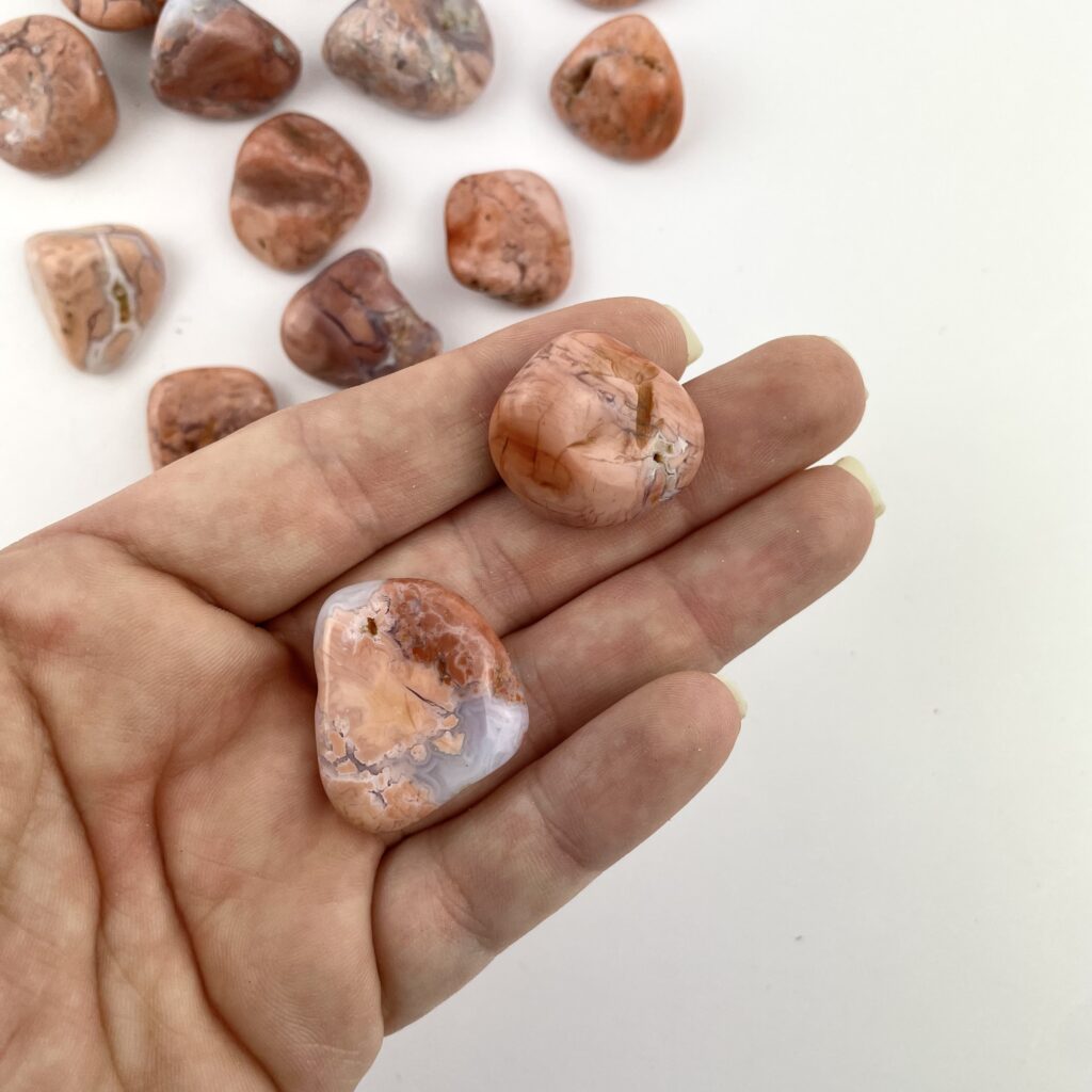 Pink Agat lommesten med bløde rosa nuancer og poleret overflade. En glat og behagelig sten, velegnet til at have med i lommen som en rolig og stabil støtte i hverdagen.