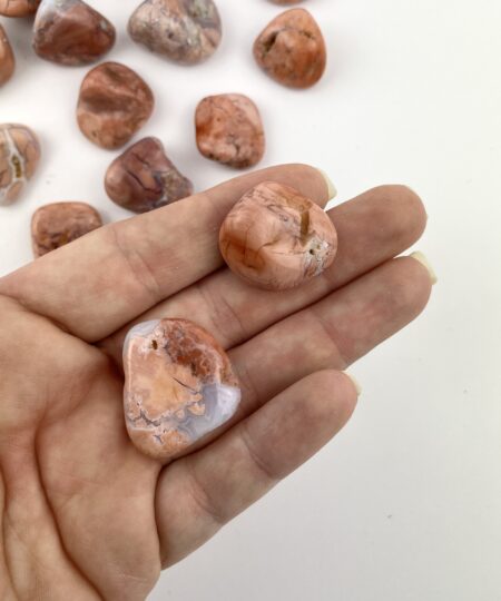 Pink Agat lommesten med bløde rosa nuancer og poleret overflade. En glat og behagelig sten, velegnet til at have med i lommen som en rolig og stabil støtte i hverdagen.