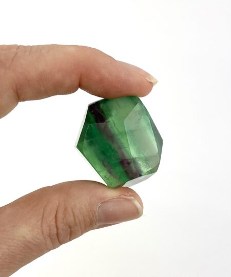 Unika regnbue fluorit freeform med grønne og lilla lag. Naturlig krystal med smukt farvespil og stabil form til hjemmet.