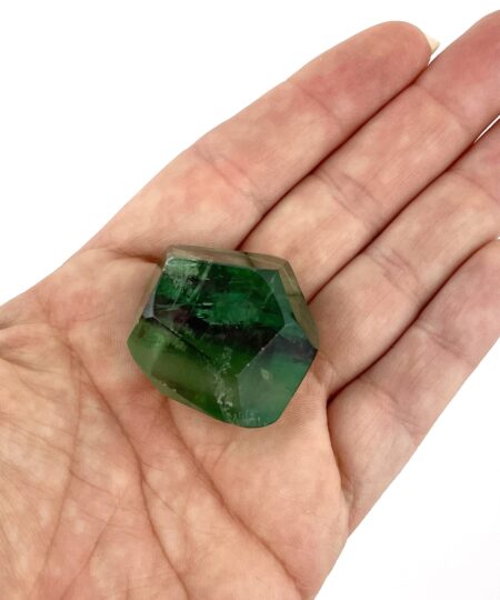 Unika regnbue fluorit freeform med grønne og lilla lag. Naturlig krystal med smukt farvespil og stabil form til hjemmet.