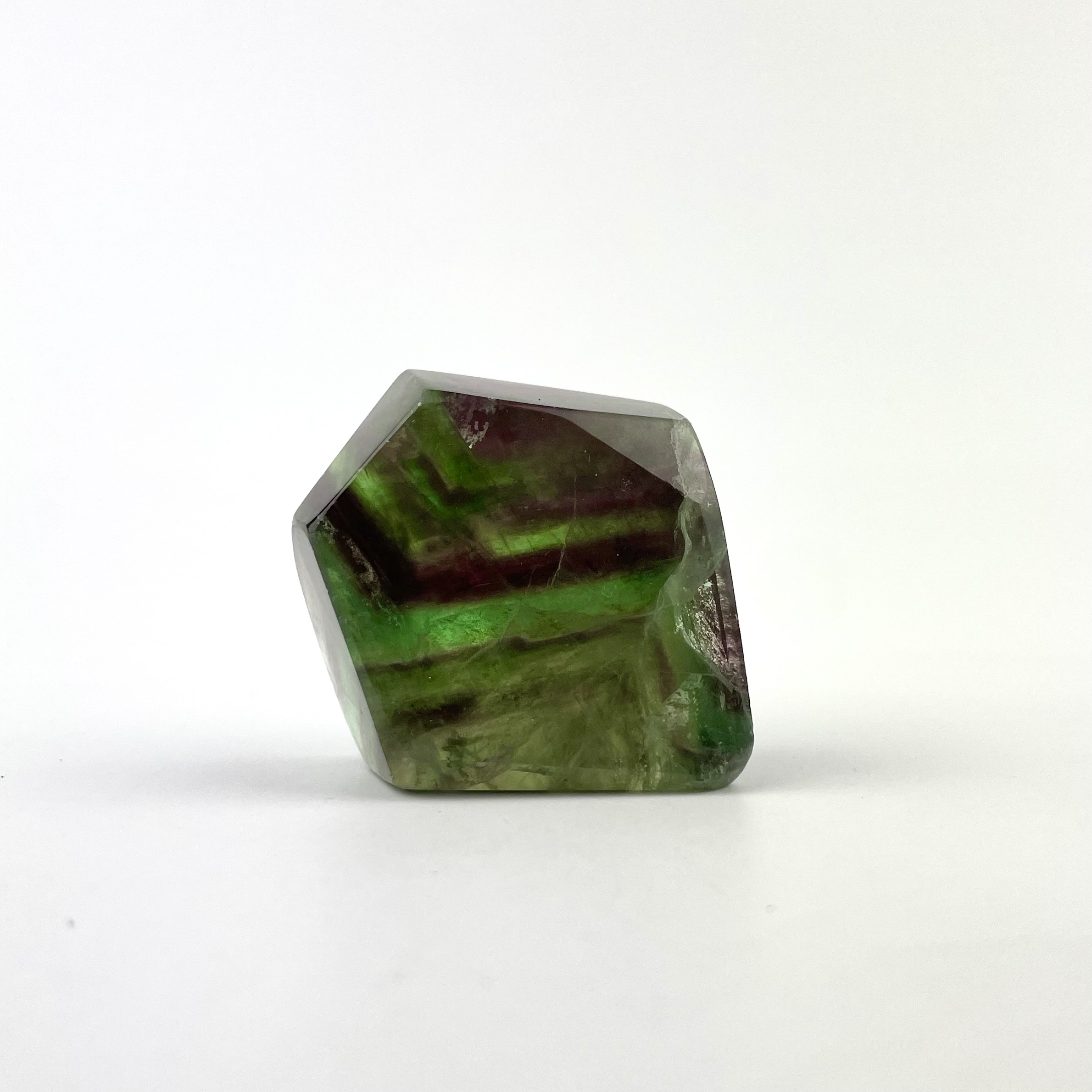 Unika regnbue fluorit freeform med grønne og lilla lag. Naturlig krystal med smukt farvespil og stabil form til hjemmet.