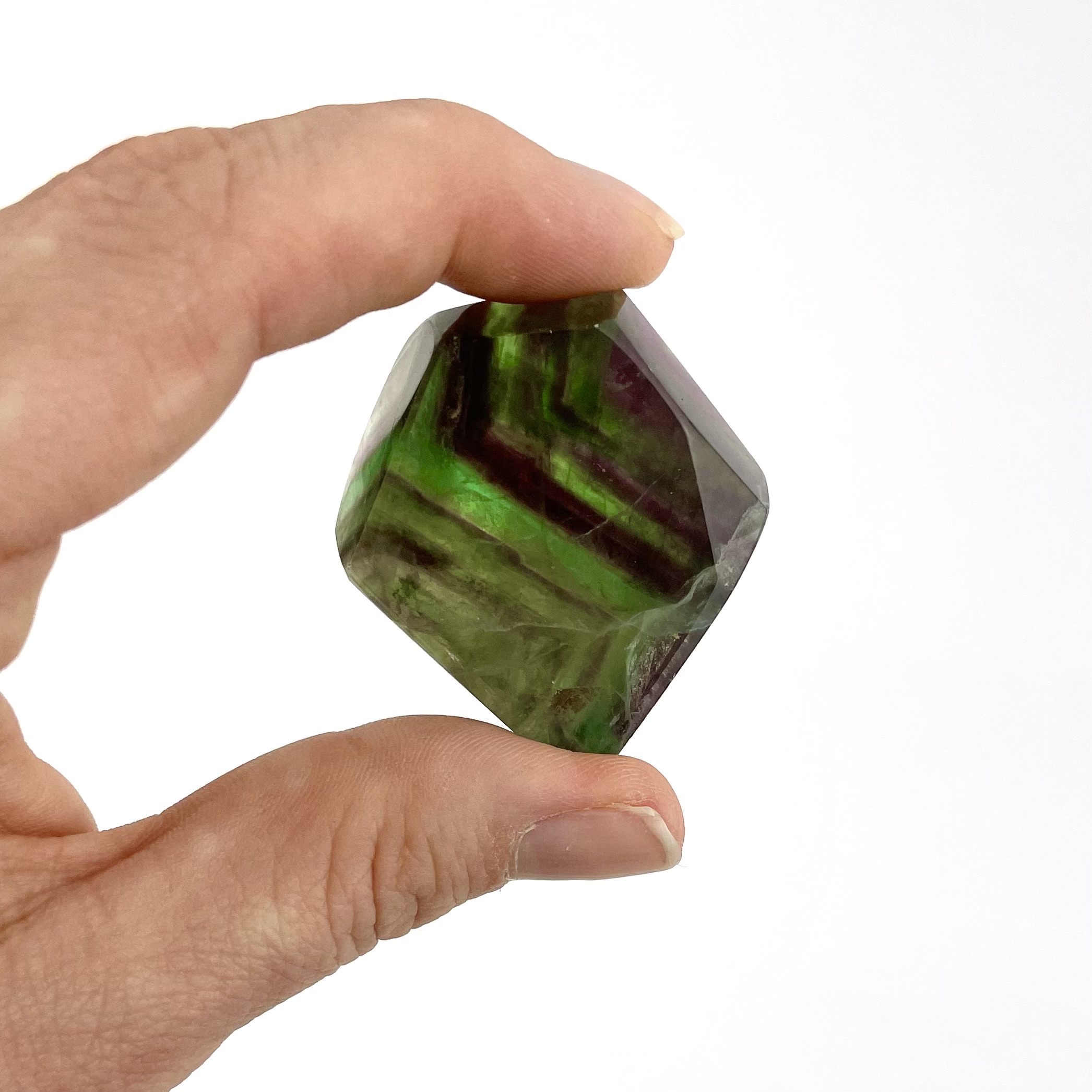 Unika regnbue fluorit freeform med grønne og lilla lag. Naturlig krystal med smukt farvespil og stabil form til hjemmet.