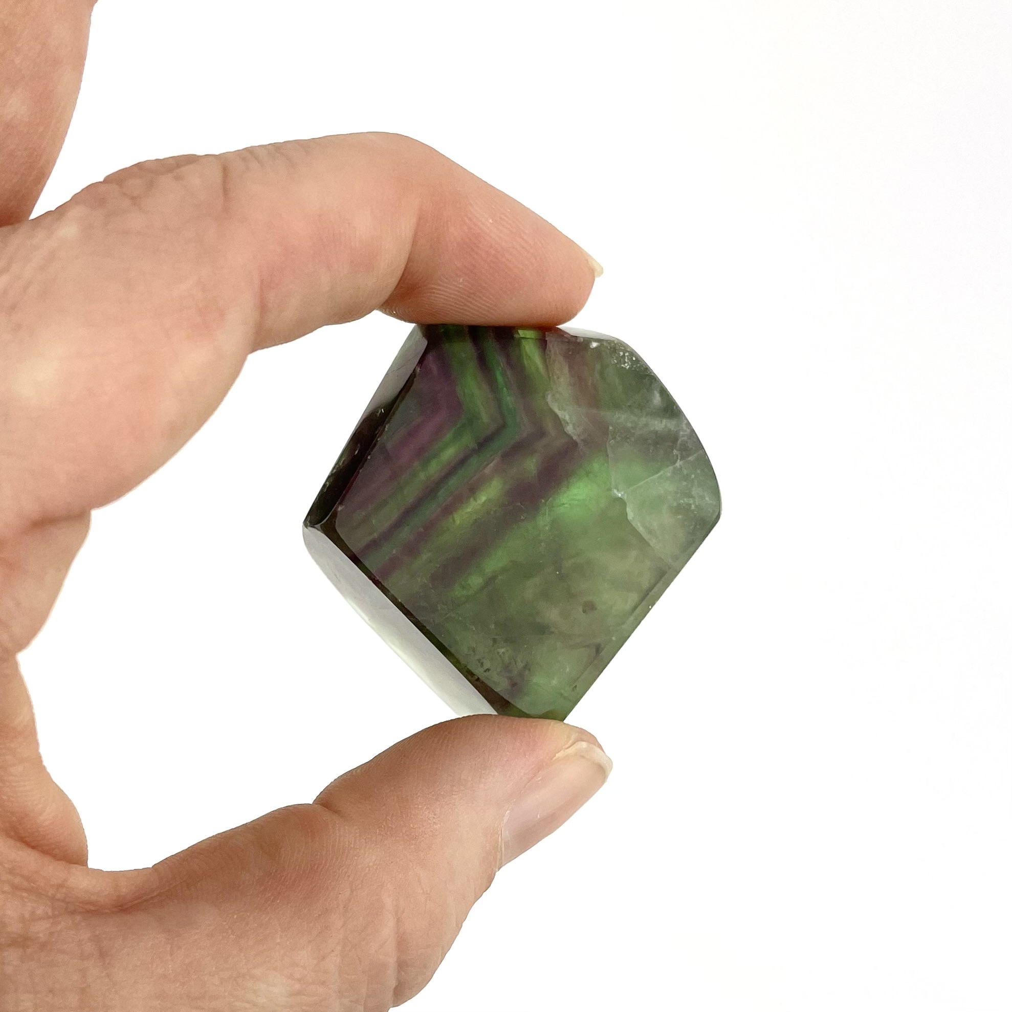 Unika regnbue fluorit freeform med grønne og lilla lag. Naturlig krystal med smukt farvespil og stabil form til hjemmet.