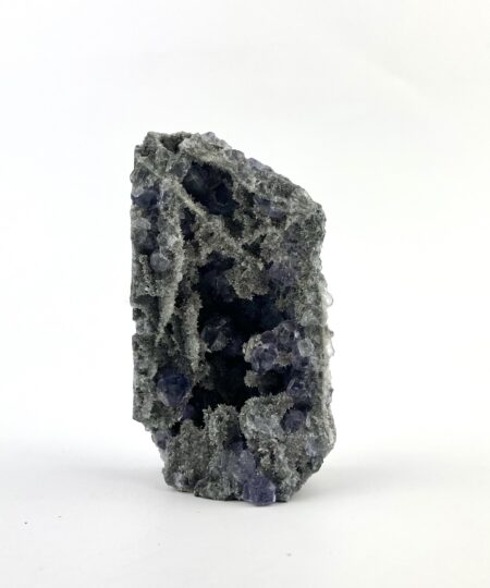 Unika lilla fluorit klynge med druzy kvarts. Naturlig krystal med violette nuancer og fint glitrende overflade.