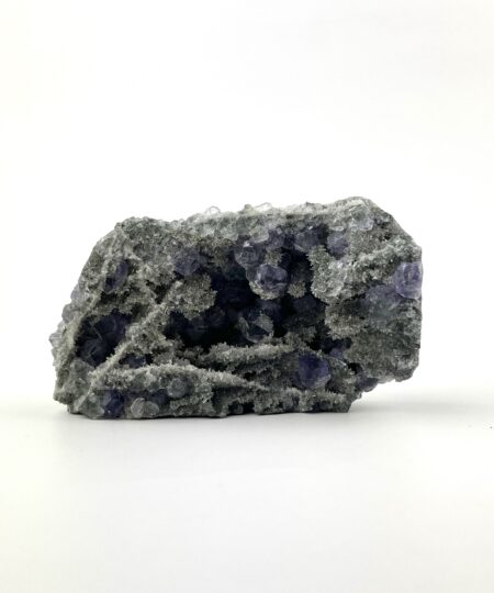 Unika lilla fluorit klynge med druzy kvarts. Naturlig krystal med violette nuancer og fint glitrende overflade.