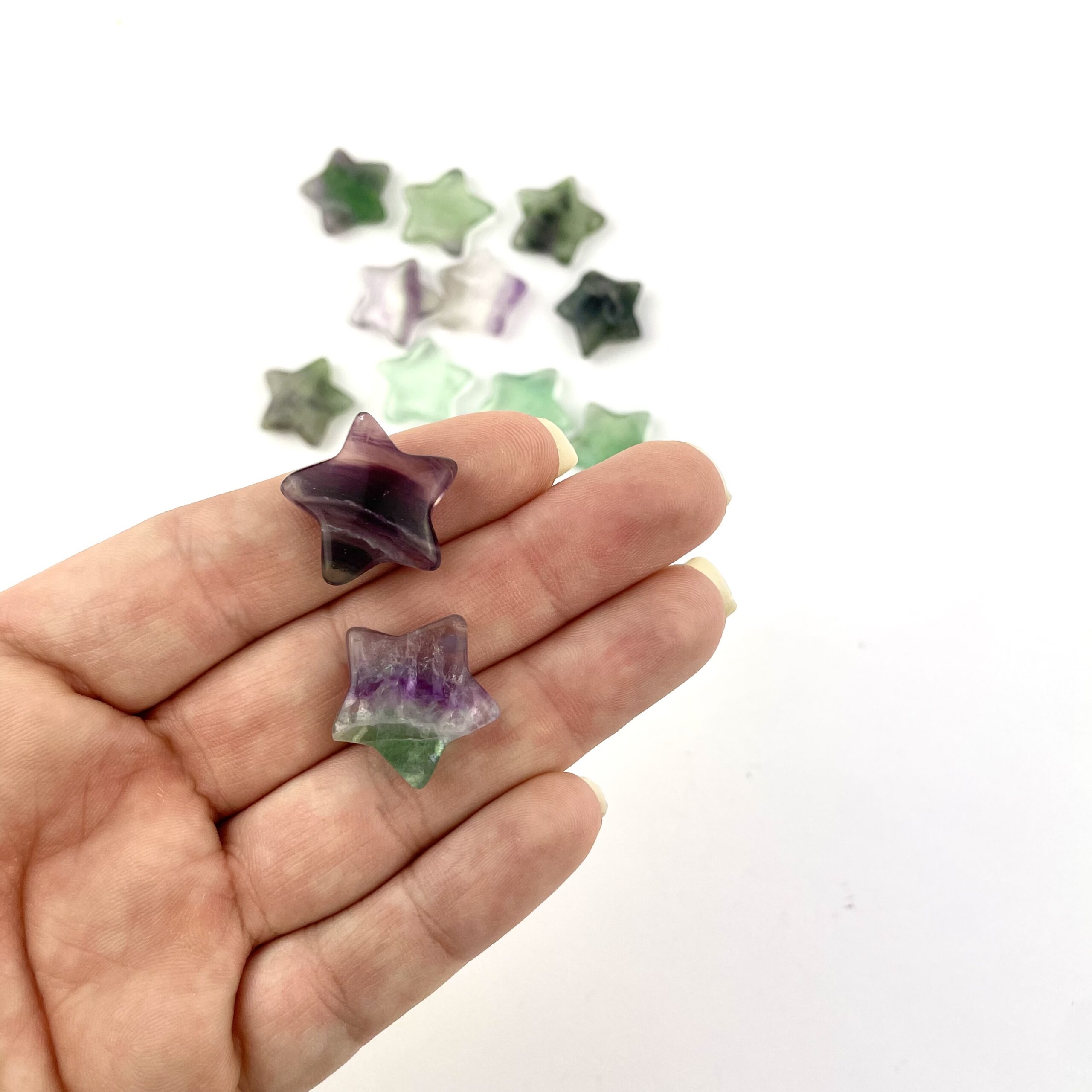 Mini fluorit stjerne med grønne og lilla lag. Sleben dekorativ krystal i lille størrelse med naturligt farvespil.
