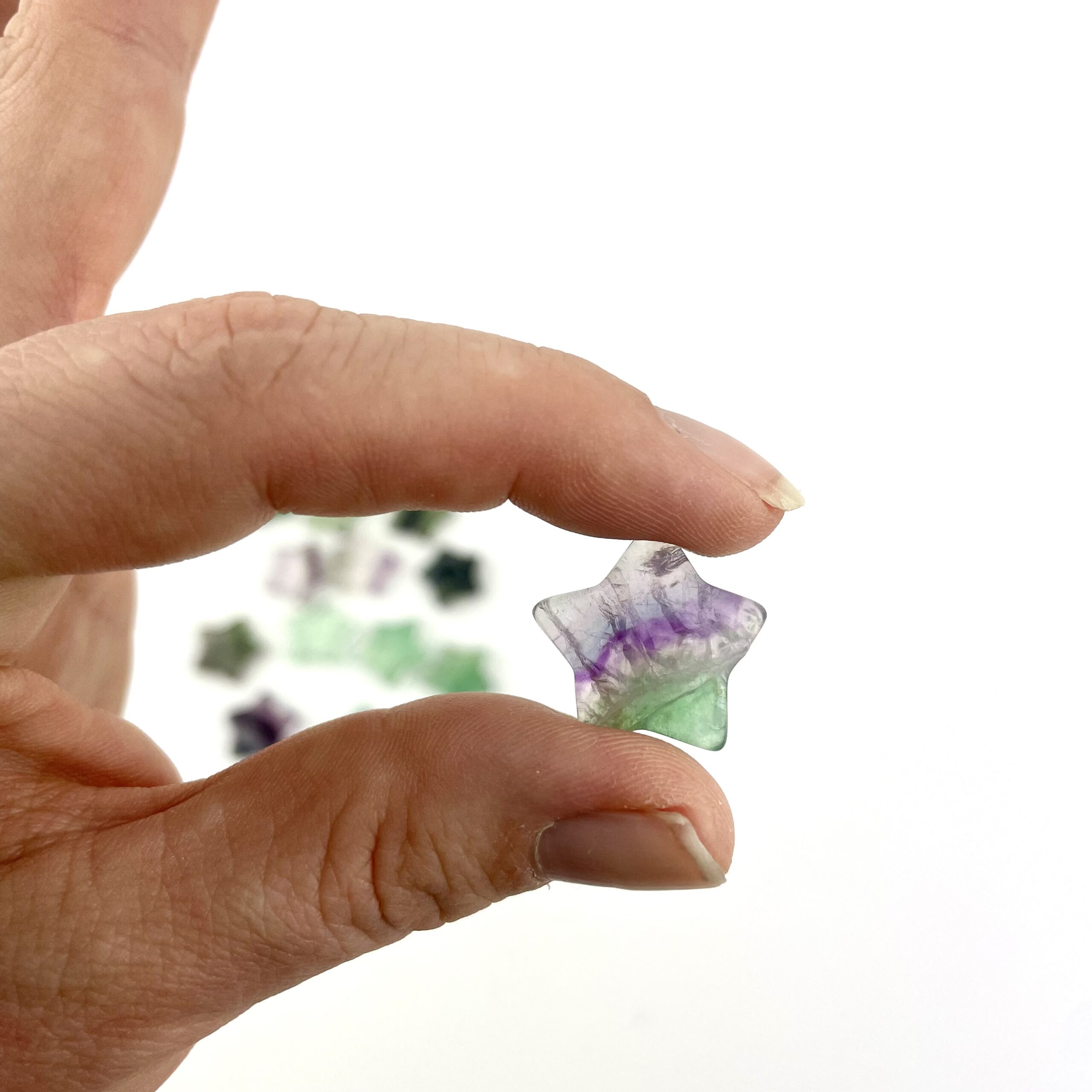 Mini fluorit stjerne med grønne og lilla lag. Sleben dekorativ krystal i lille størrelse med naturligt farvespil.