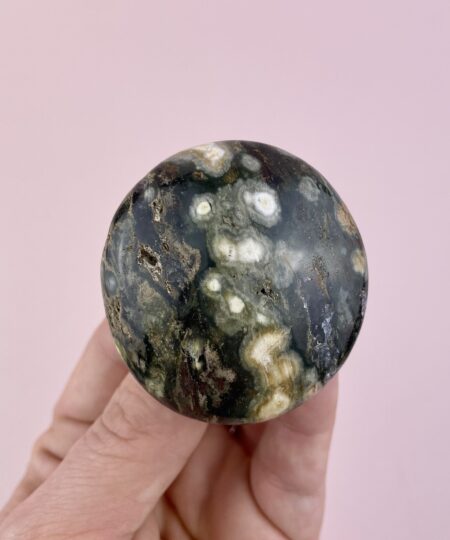 Unika Ocean Jaspis palmstone fra Madagascar med naturlige mønstre i grønne og varme jordtoner. Sleben håndsten med blød, afrundet form.