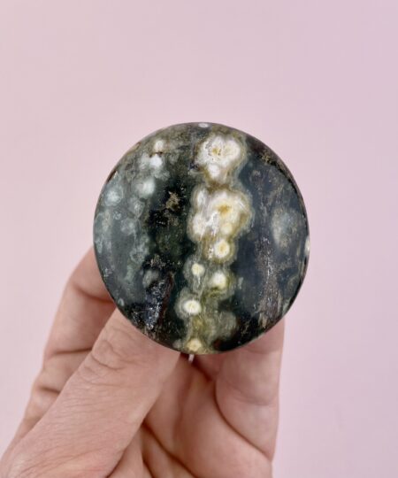 Unika Ocean Jaspis palmstone fra Madagascar med naturlige mønstre i grønne og varme jordtoner. Sleben håndsten med blød, afrundet form.