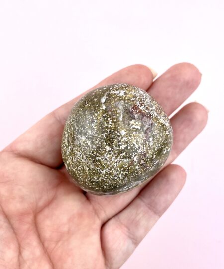 Unika Ocean Jaspis palmstone fra Madagascar med naturlige mønstre i grønne og varme jordtoner. Sleben håndsten med blød, afrundet form.Unika Ocean Jaspis palmstone fra Madagascar med naturlige mønstre i grønne og varme jordtoner. Sleben håndsten med blød, afrundet form.