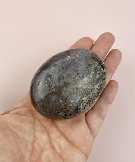 Unika Ocean Jaspis palmstone fra Madagascar med naturlige mønstre i grønne og varme jordtoner. Sleben håndsten med blød, afrundet form.