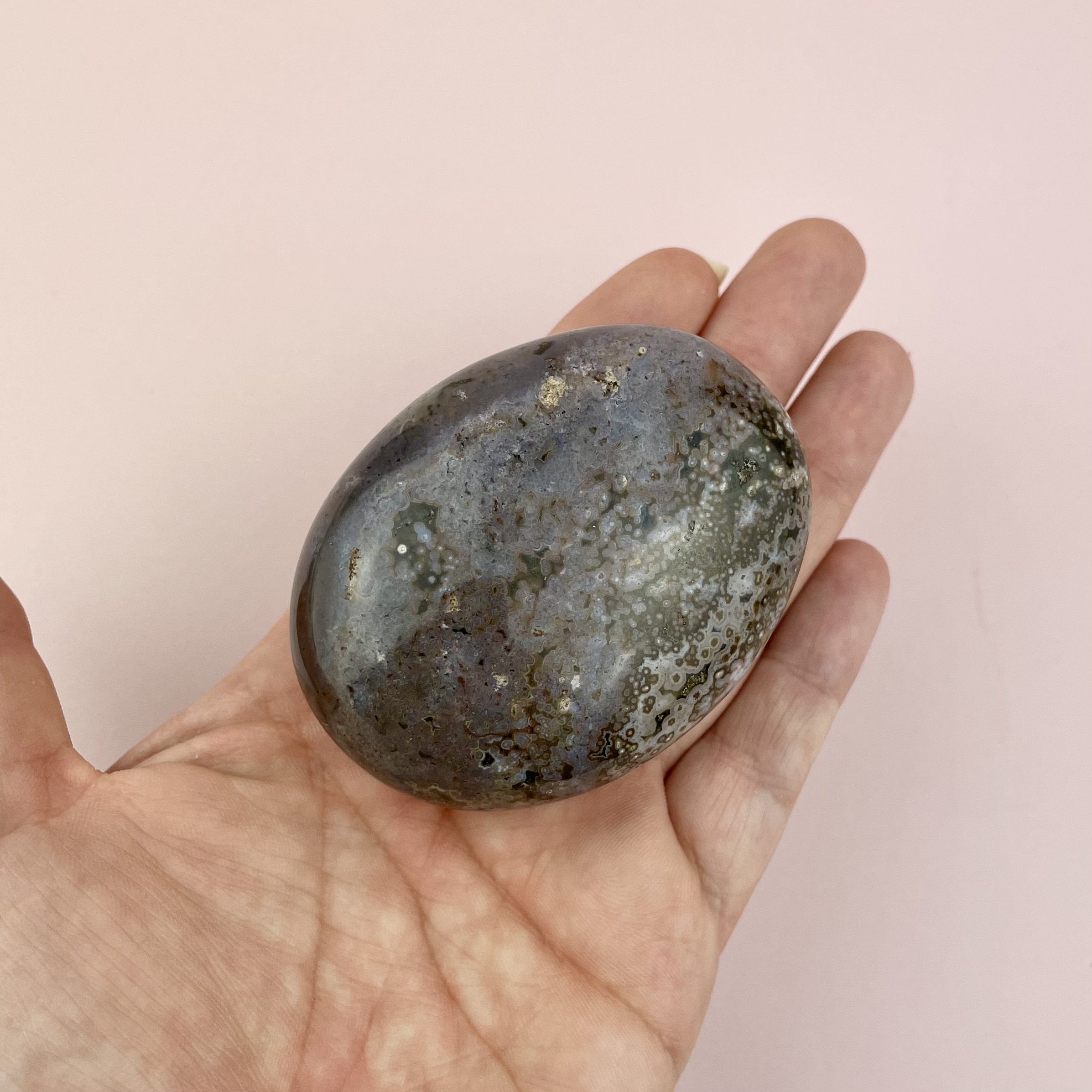 Unika Ocean Jaspis palmstone fra Madagascar med naturlige mønstre i grønne og varme jordtoner. Sleben håndsten med blød, afrundet form.