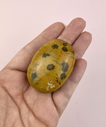 Unika Ocean Jaspis palmstone fra Madagascar med naturlige mønstre i grønne og varme jordtoner. Sleben håndsten med blød, afrundet form.