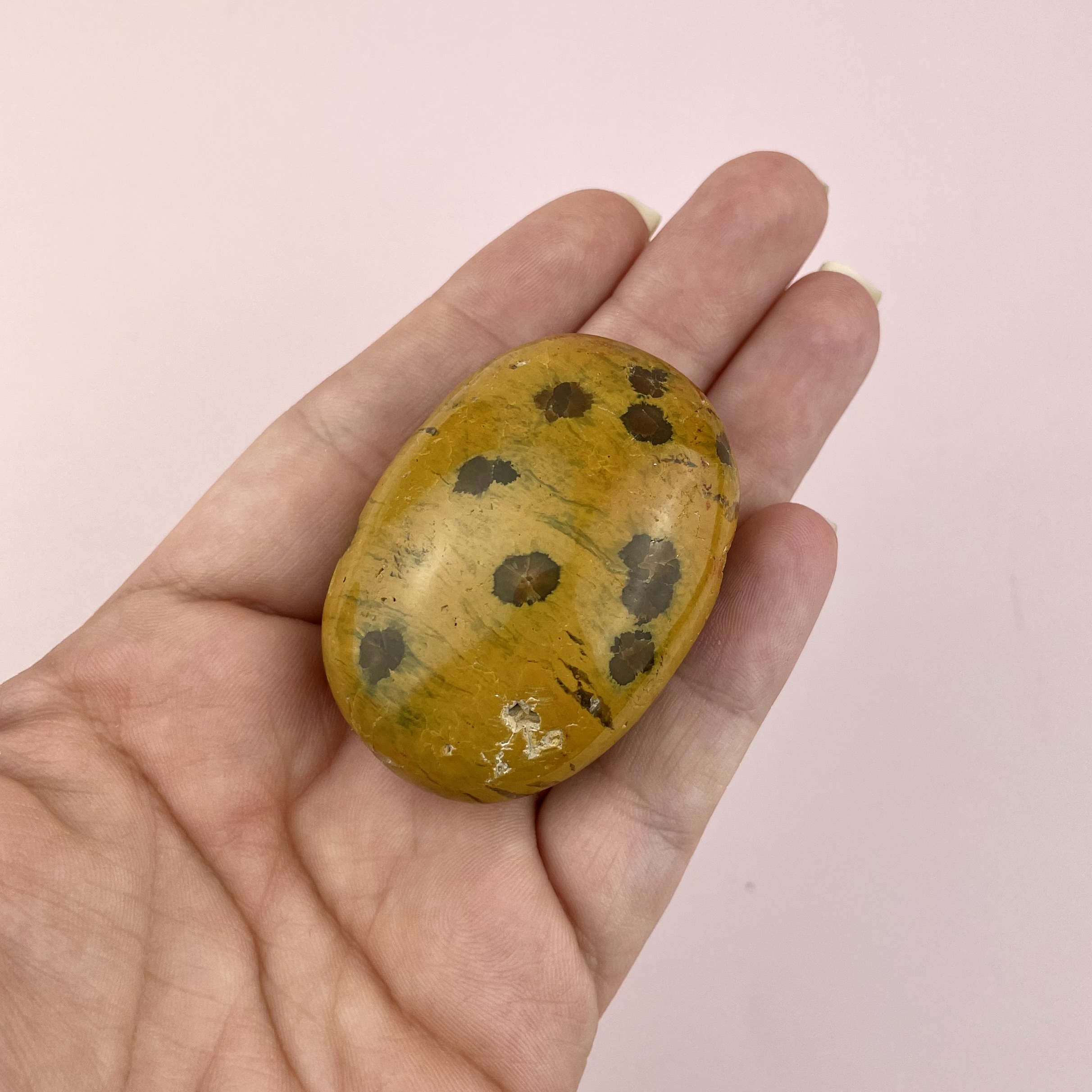 Unika Ocean Jaspis palmstone fra Madagascar med naturlige mønstre i grønne og varme jordtoner. Sleben håndsten med blød, afrundet form.